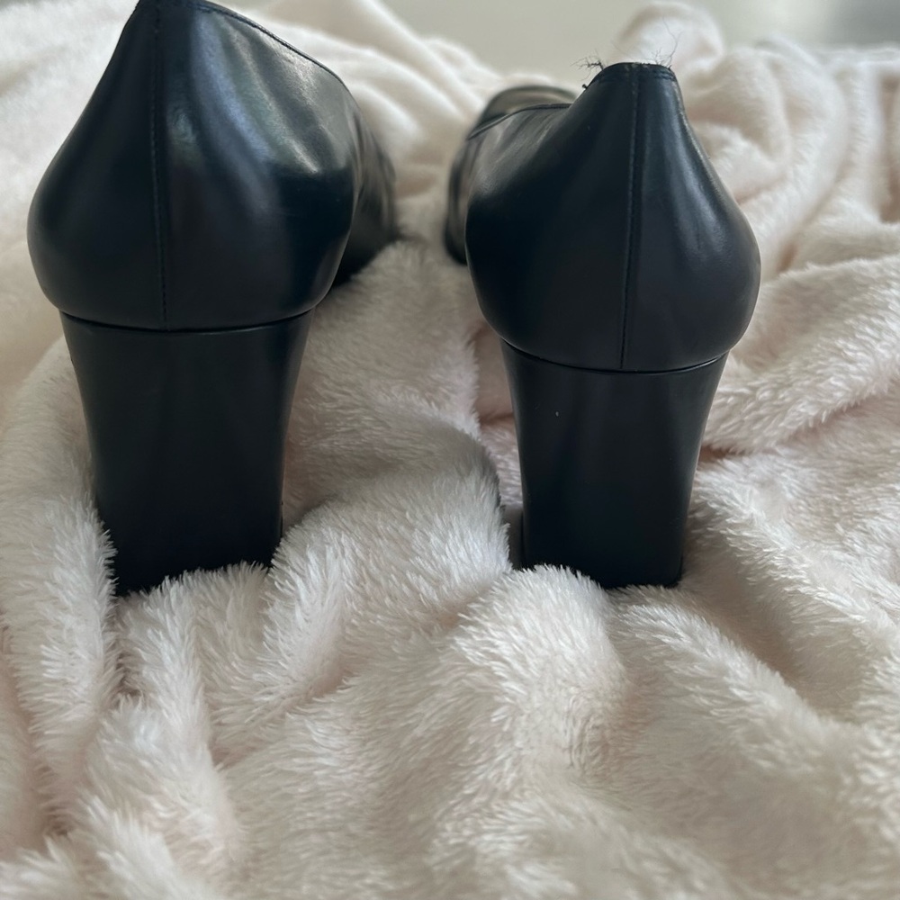 Salvatore Ferragamo Heels- Elegant Navy Leathrr with Black Patent Toes Size 9 - Picture 5 of 8